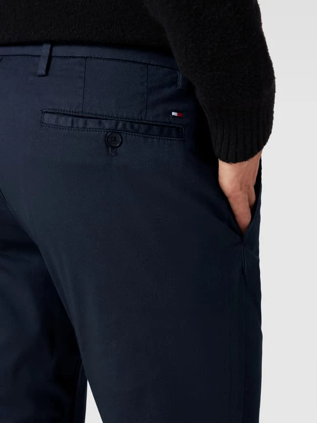 Bestes Angebot ⭐ Tommy Hilfiger Straight Fit Chino Mit Feinem Muster Modell 'DENTON' - Marineblau ⌛ 3 Bestes Angebot ⭐ Tommy Hilfiger Straight Fit Chino Mit Feinem Muster Modell 'DENTON' - Marineblau ⌛ – Bild 3